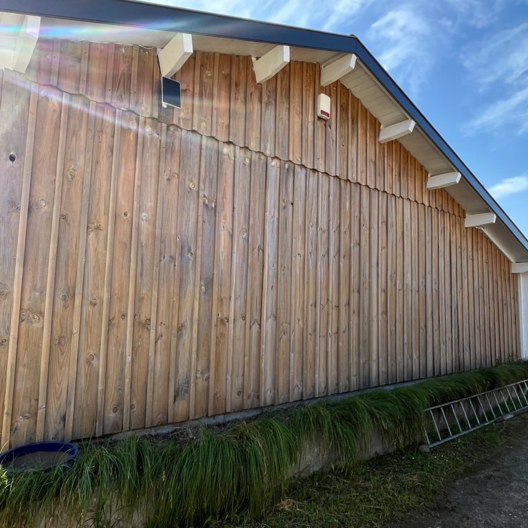 Bardage en bois extérieur nettoyé à la vapeur dans le Bassin d’Arcachon